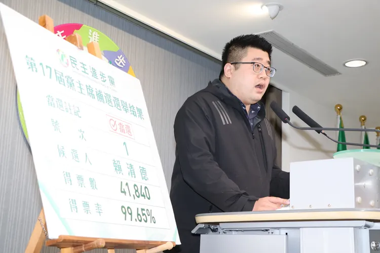 民進黨代理秘書長林鶴明於晚間公布黨主席選舉結果。鄭孟晃攝