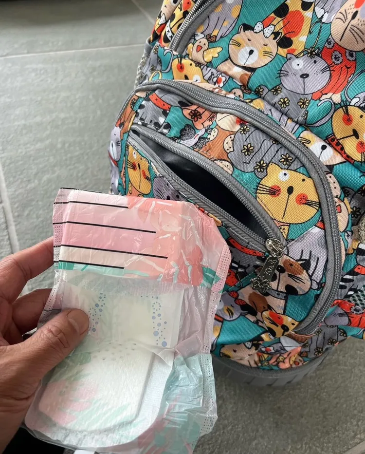 吳彥祖幫女兒網購背包發現一片衛生棉。翻攝自IG@thatdanielwu