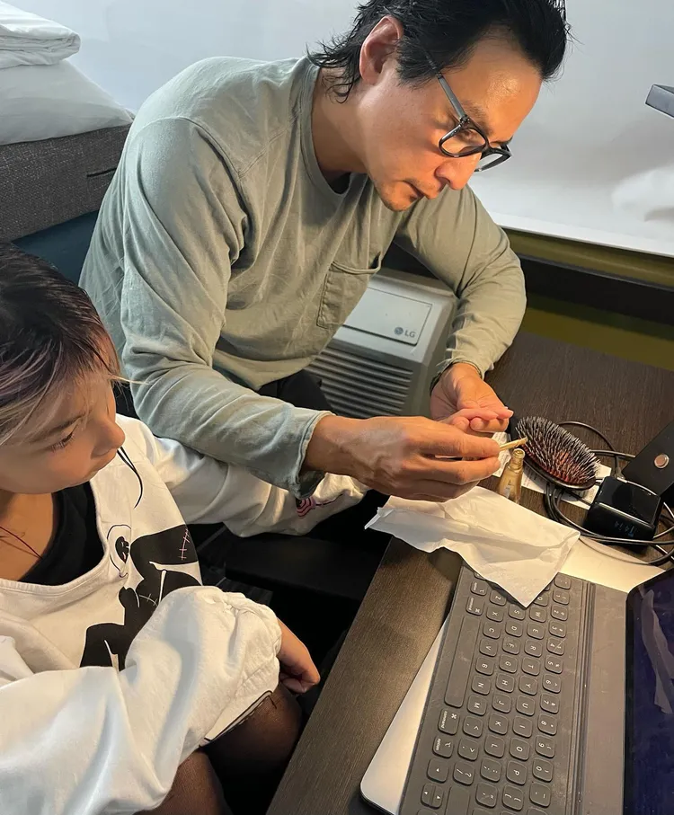 吳彥祖（右）相當寵愛女兒。翻攝自IG@thelisa_s