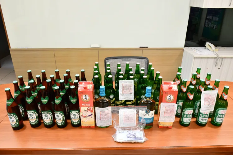 潘男店內現金、酒類被查扣。行政執行署士林分署提供