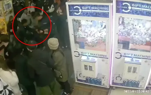 買蟹肉棒擋到辣炒年糕!引爆士林夜市攤商不爽 卻慘遭3遊客圍毆