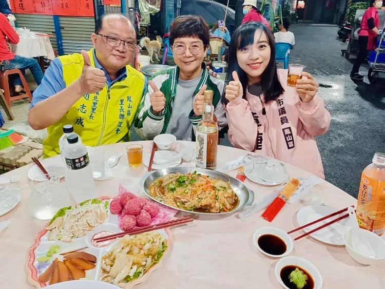 看看那烏魚子的厚度！翻攝黃捷臉書