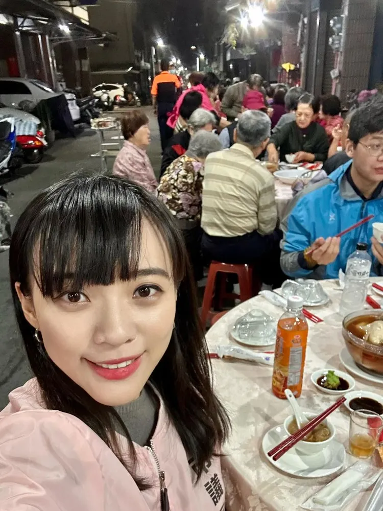 黃捷大讚「高雄辦桌果然是最棒的a」。翻攝黃捷臉書