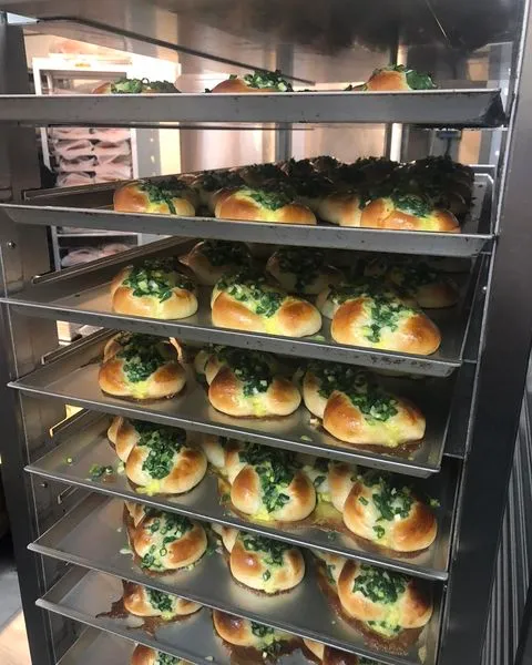 台中知名藏阿胖蔥麵包每天出爐上千顆，賣完為止。翻攝台中藏阿胖粉專