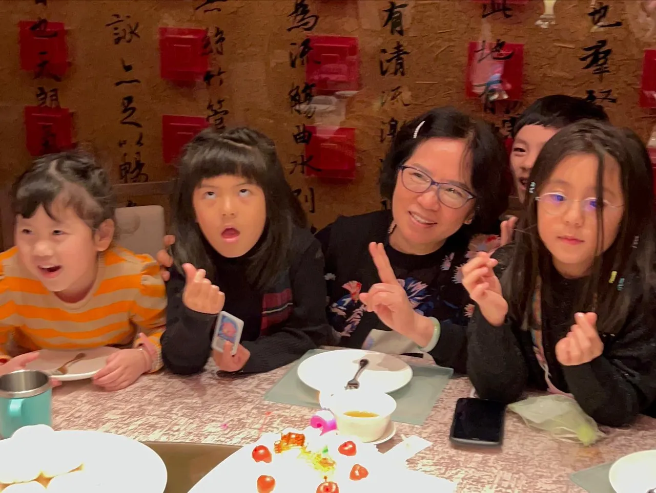 波妞(左二)愛做怪表情。翻攝賈靜雯臉書