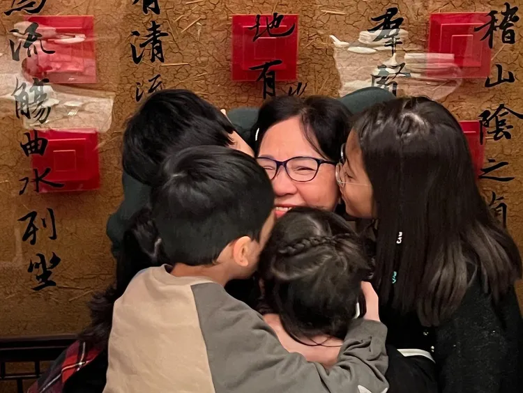 孫子們衝上前親賈媽媽。翻攝賈靜雯臉書