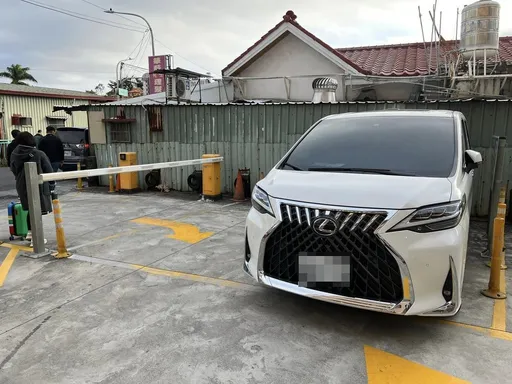 沒品!車橫停停車場門口剩小縫 網友氣炸:比考駕照還難