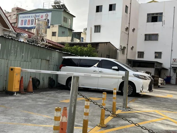 1名網友在高雄市三民區保安宮香客大樓停車場，直擊一輛休旅車在停車場入口處內橫停，害入口通道只剩下一道小縫，網友忍不住痛批沒品的人！翻攝《爆料公社》