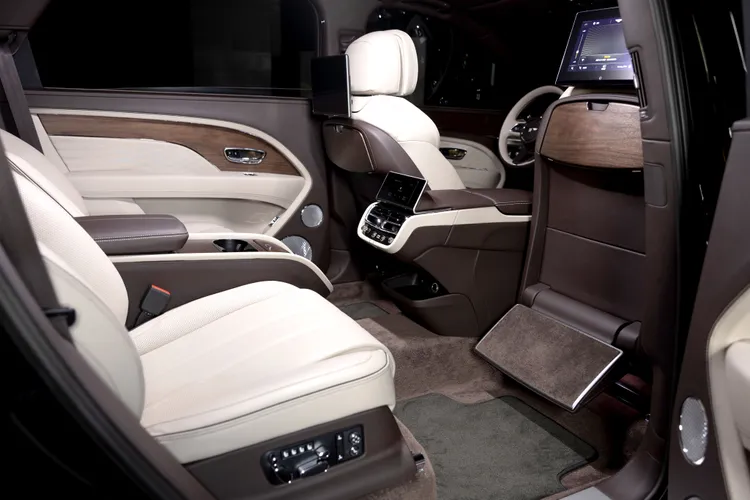 後座設計極盡奢華能事。業者提供