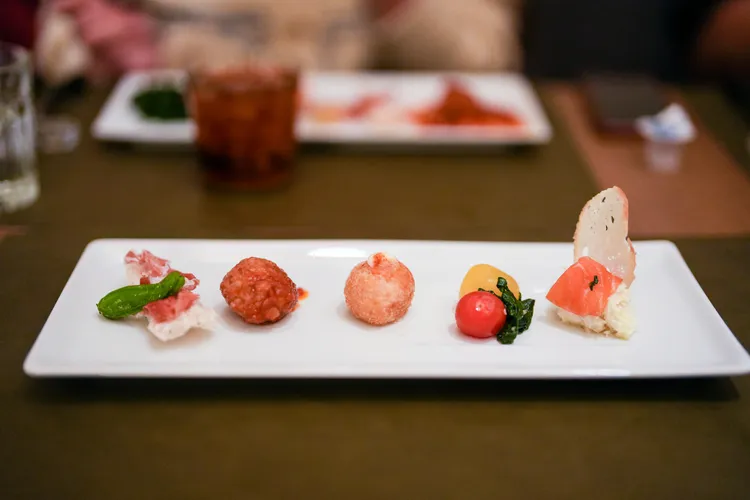 自助餐檯有肉丸子、西班牙火腿、章魚等tapas小點無限享用。田欣雲攝