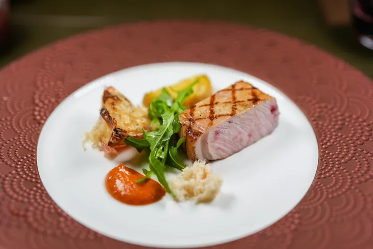 晚餐雙主菜之一的伊比利豬排。田欣雲攝