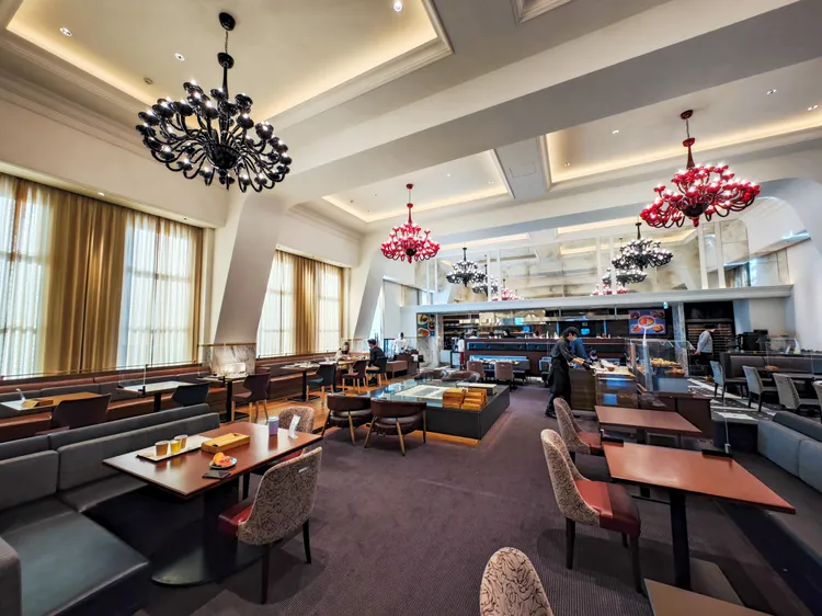 舊小樽商工會議所從前最大的會議廳所在，如今改作餐廳「OMO Café & Dining」。田欣雲攝