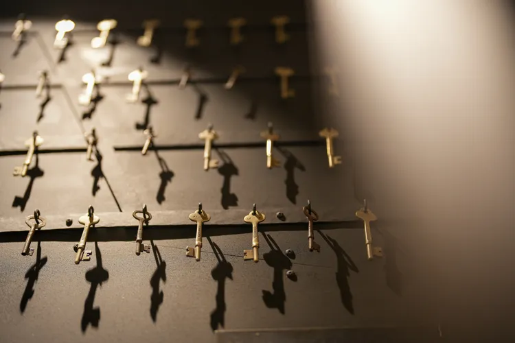 牆壁上的會議室鑰匙等裝飾，都是從舊小樽商工會議所蒐集而來。田欣雲攝