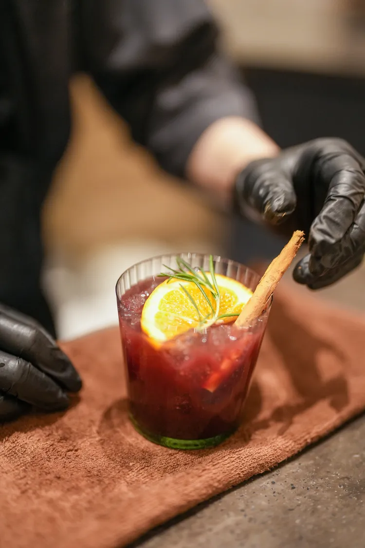 晚餐可暢飲紅白酒、調酒或無酒精版本的桑格莉亞。田欣雲攝