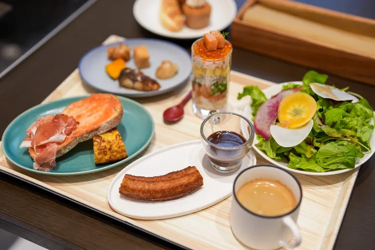 「OMO5小樽」早餐融合了日式與歐式、西式料理。田欣雲攝