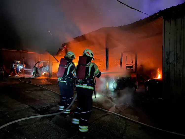 消防人員灌救。桃園市消防局提供