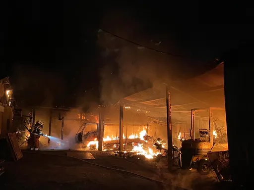 桃園觀音車庫凌晨大火　2機車1貨車燒毀幸無人傷亡