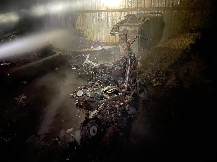 機車被燒毀。桃園市消防局提供