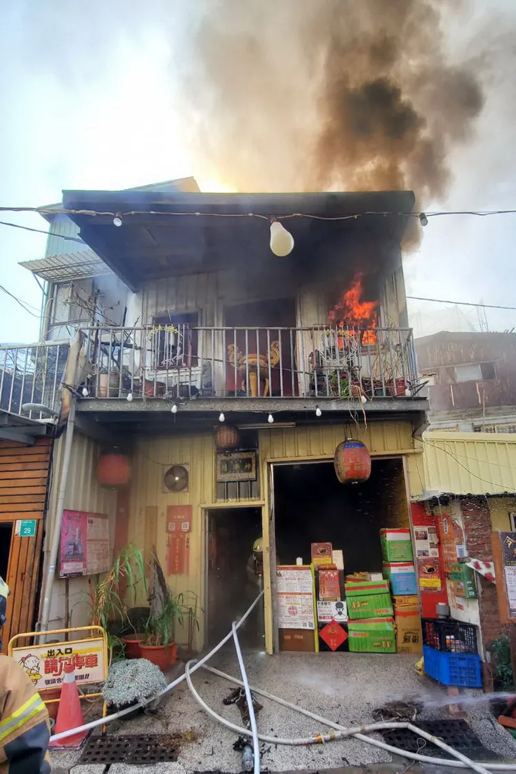 警消拉水線挺進二樓火場灌救。讀者提供