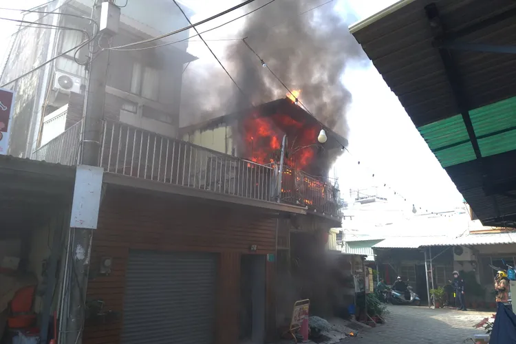 火勢在半小時後撲滅，幸未延燒。讀者提供