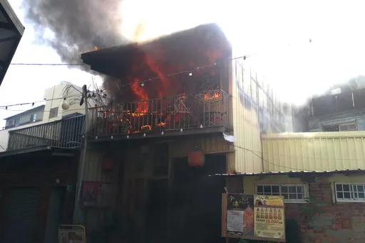 台南宮廟竄大火 廟公逃得快!二樓全毀無人傷