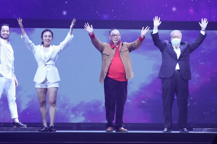 廣達董事長林百里(右2)、副董事長梁次震(右1)出席旺年會。彭欣偉攝