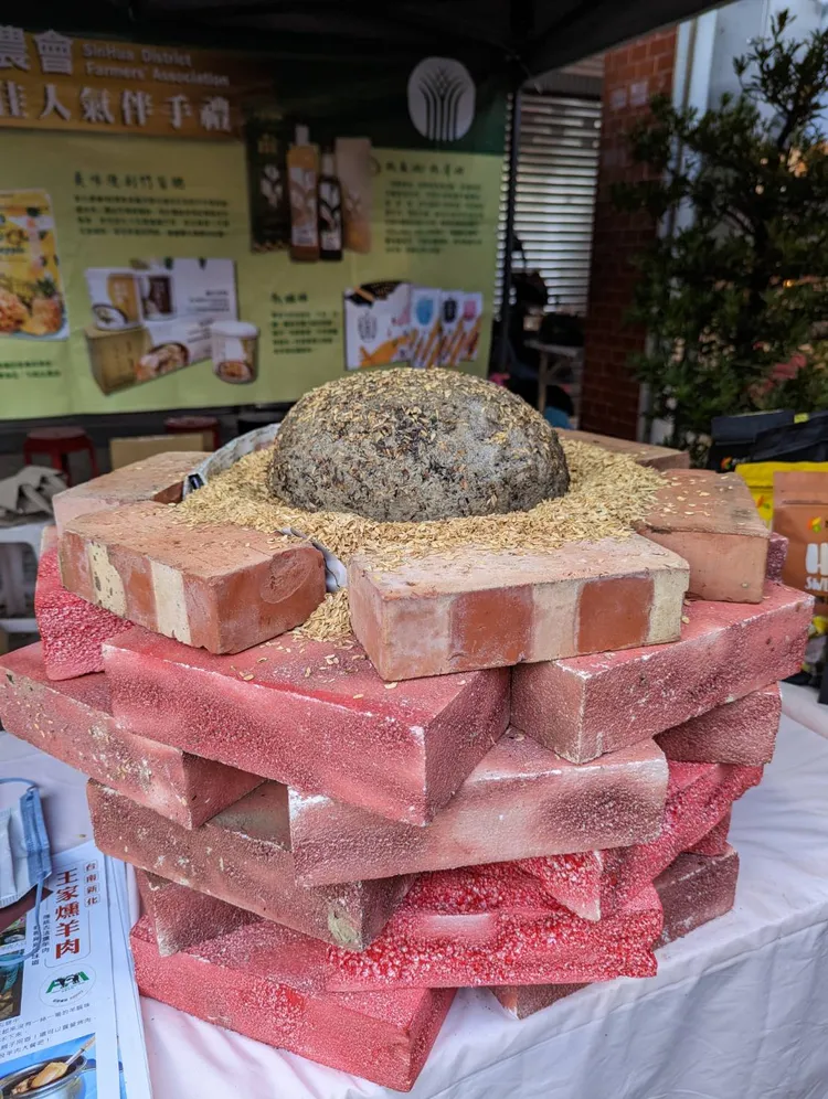 王家燻羊肉採古法製作，延續老闆阿嬤留下的好滋味。林宜瑾辦公室提供