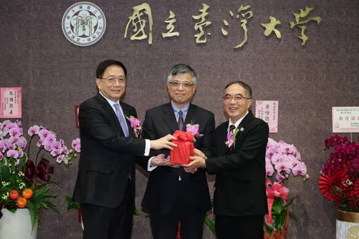 管爺接班人來了！陳文章接過台大印璽　提「這4點」未來使命