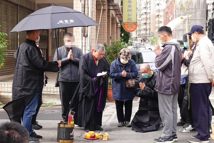 槍擊案現場家屬招魂。施昂強攝