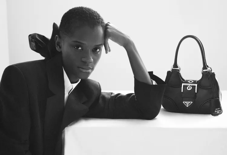 《黑豹2》中飾演黑豹妹妹「舒莉」的女星Letitia Wright演繹PRADA 2023春夏系列形象廣告。品牌提供