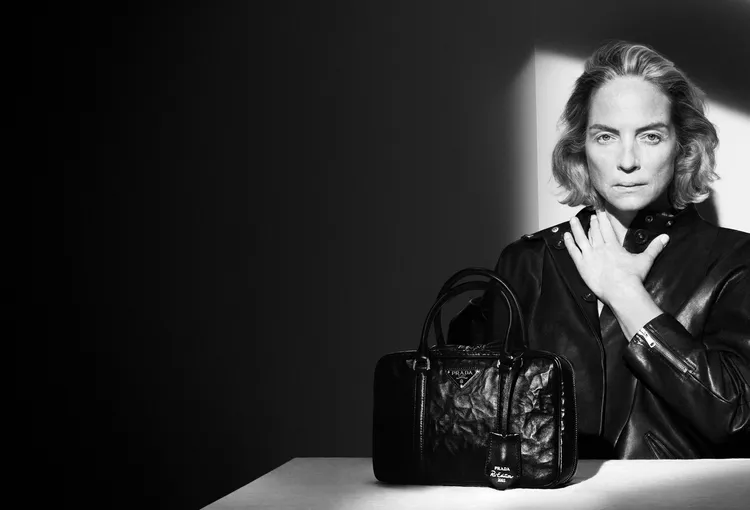 資深名模Rachel Williams入鏡演繹PRADA 2023春夏系列形象廣告。品牌提供