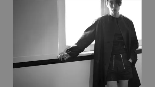 NCT在玹沒怕黑白照!迷濛眼電力滿載 小短褲露細腿讓人想看下半截