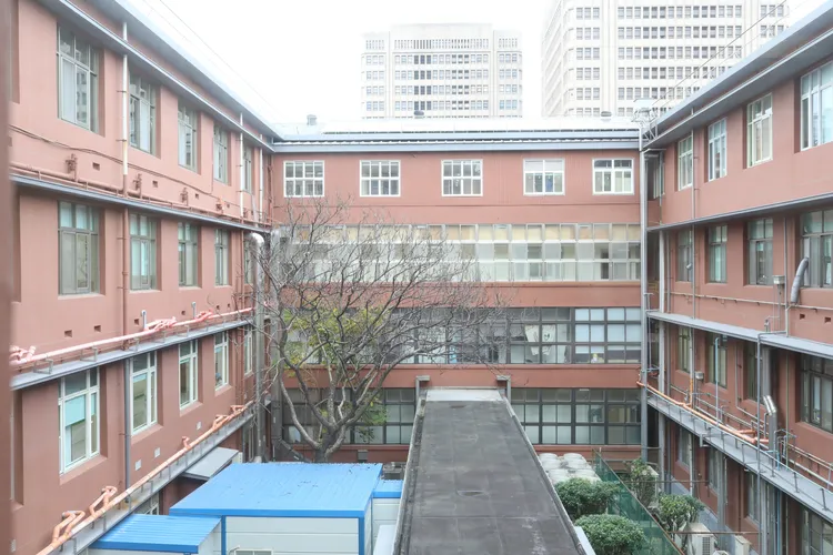 萬華群聚疫情爆發時，整層的病房直接滿載，隔天緊急加開其他區域病房。鄭孟晃攝