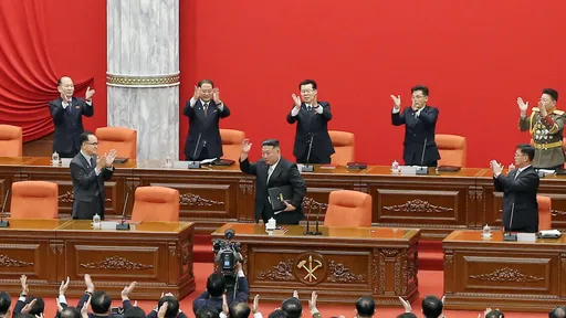 金正恩身體亮紅燈？傳酒後常痛哭抱怨「真想睡覺」　帶9歲女看飛彈培養接班