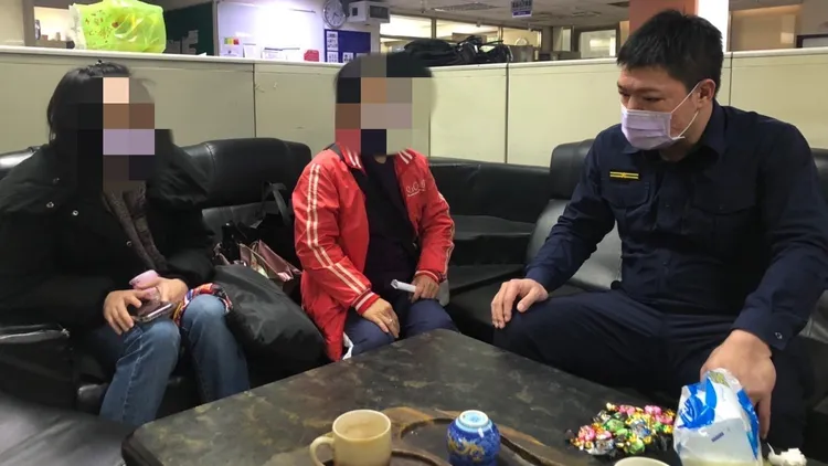 警方與彭女(左)、彭母(中)懇談。板橋警分局提供