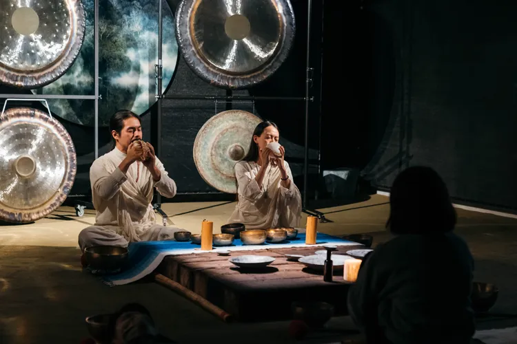 「心光流」在了了礁溪sunis藝廊進行首場音缽療癒課程，與會者皆屏氣凝神專注體會。了了礁溪提供