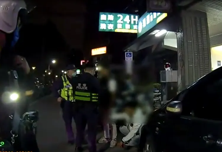 警方啟動快打部隊到場，喝令動手嫌犯蹲下。讀者提供