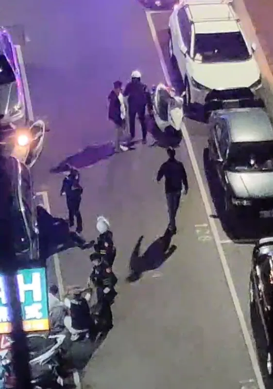 警方出動優勢警力壓制現場。讀者提供