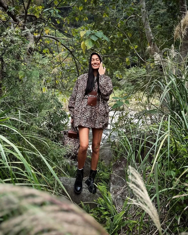 王麗雅全身穿搭法國時尚品牌LONGCHAMP與比利時配飾品牌D'HEYGERE聯名系列豹紋印花斗篷與後背包，化身「豹女郎」穿梭山野。翻攝liyaya IG