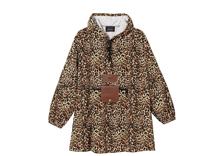 LONGCHAMP & D'HEYGERE聯名系列防水斗篷，1萬4500元。品牌提供