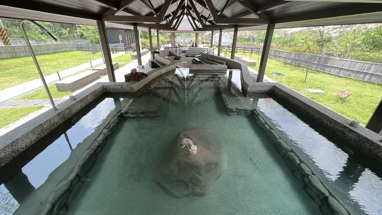 寶來花賞溫泉公園，不只有手湯與足湯，更有SPA泡湯區與露營區。侯昌騰攝