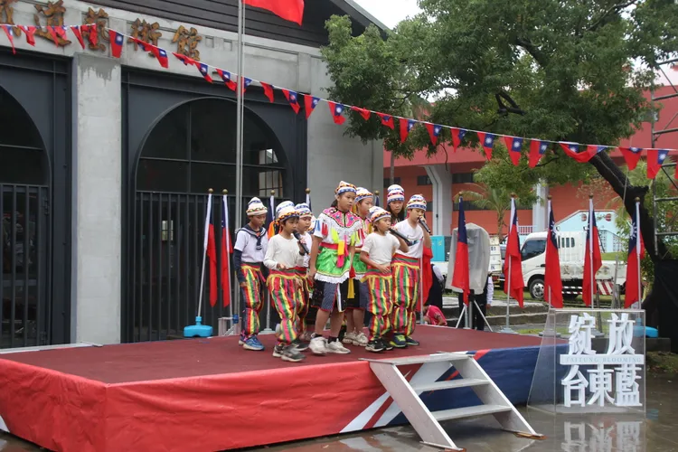 最後在學生精神舒暢的歌聲，為典禮歡樂結尾。台東縣府提供