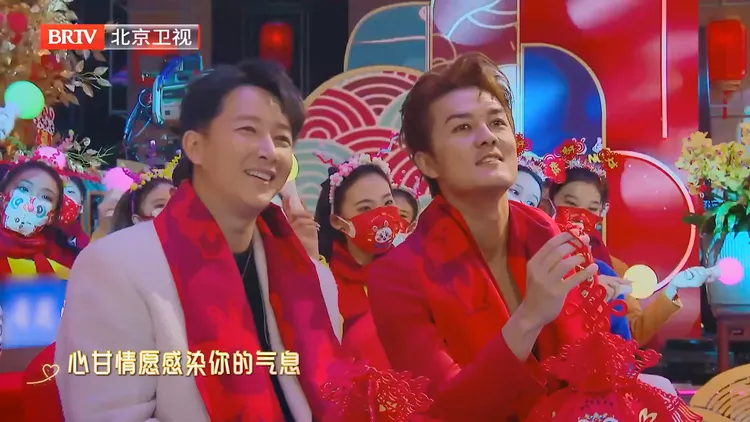 吳克群（右）和韓庚在台下看得很開心。翻攝北京台春晚微博