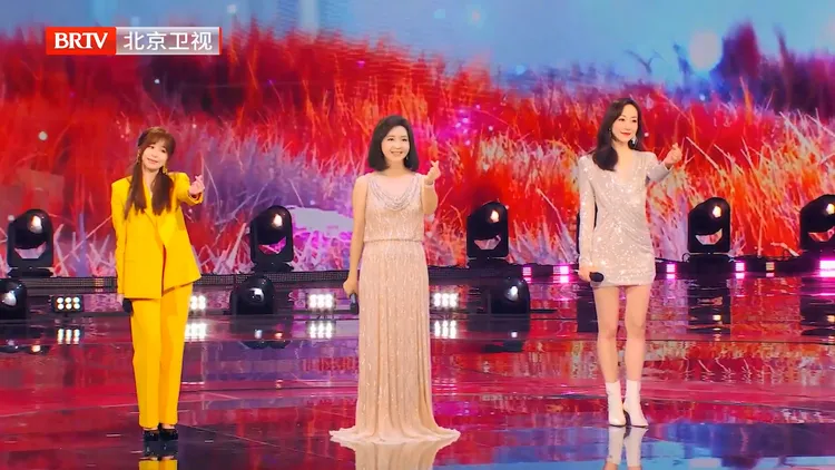 《我只在乎你》尾聲3位女星一同比心。翻攝北京台春晚微博