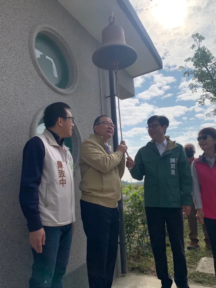 「台塑王氏昆仲公園」保留台塑高雄廠的廠鐘，市長陳其邁參訪時試敲。吳慧芬攝