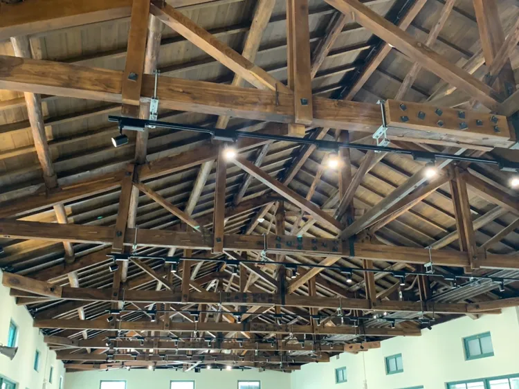 「台塑王氏昆仲公園」內建物有木造屋頂。吳慧芬攝