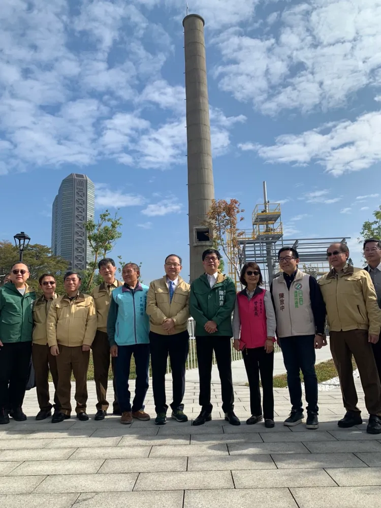二、	「台塑王氏昆仲公園」保留前台塑廠內的煙囪等設施。市長陳其邁等人今在前合影。吳慧芬攝