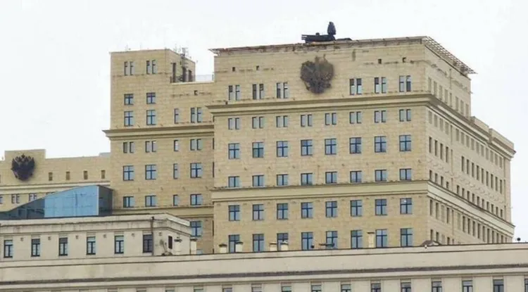 俄羅斯國防大樓天台已部署同款「鎧甲」防空系統。翻攝twitter/russsiamoscow。