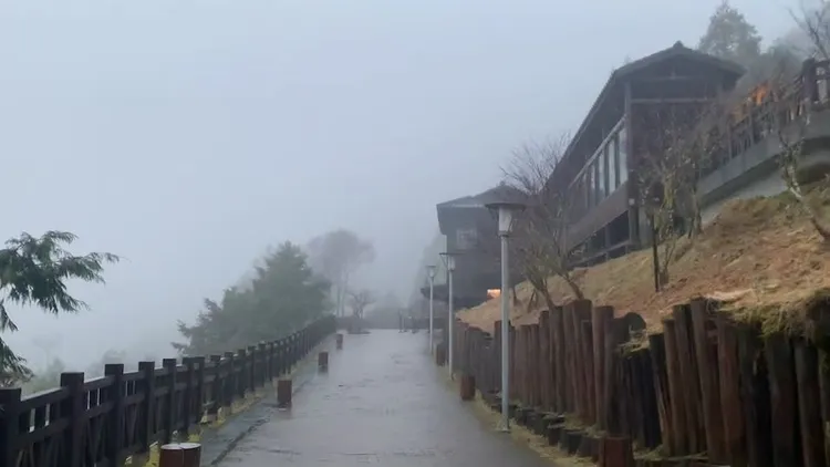 海拔約2千公尺的宜蘭太平山莊元旦一早陰雨。羅東林管處提供