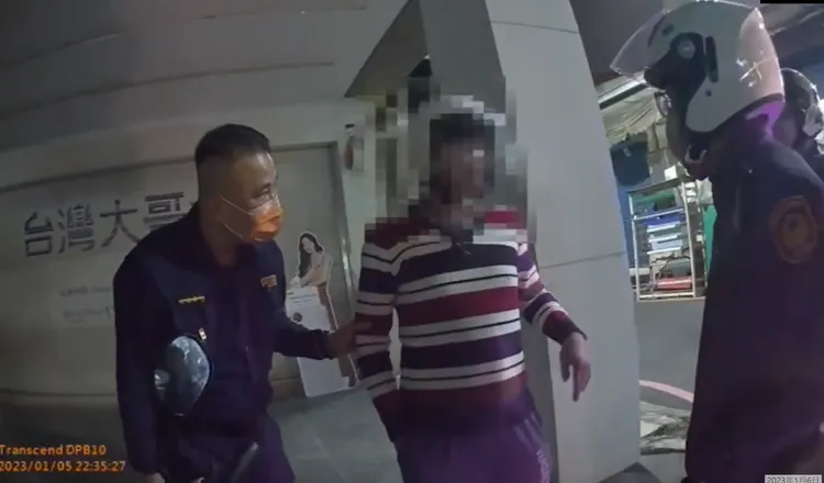 胡男軟腳站都站不穩，警方扶著免得倒下去。讀者提供